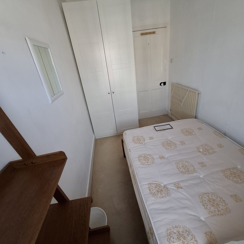 Room Glenfield Road in Greater London