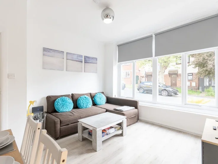 Flat Pleasant Road in Southend-on-Sea