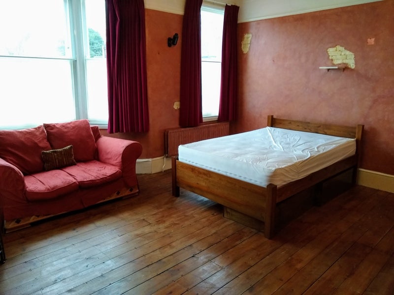 Room Hurst Road in Greater London