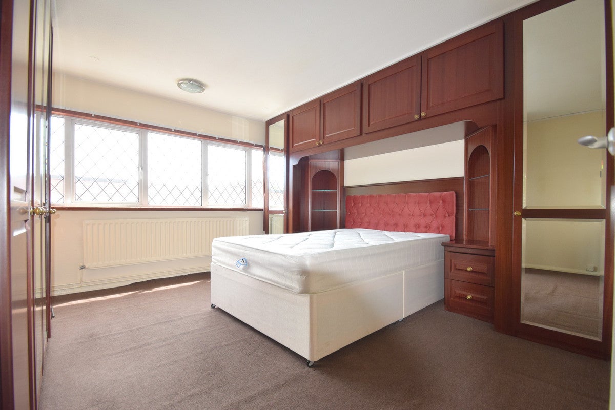 Flat Farnham Gardens in Greater London