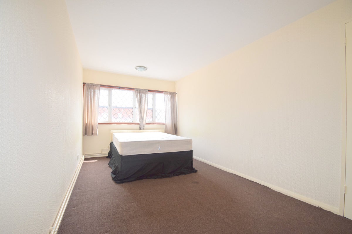 Flat Farnham Gardens in Greater London
