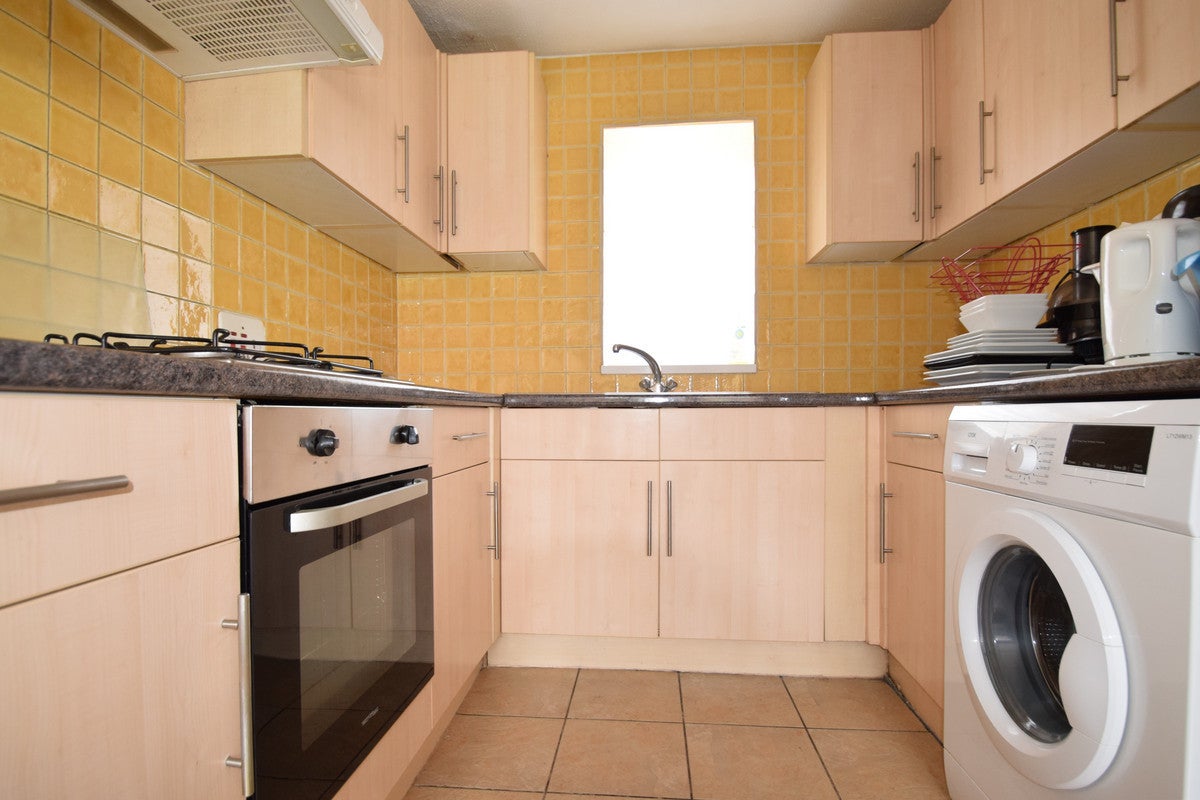 Flat Farnham Gardens in Greater London