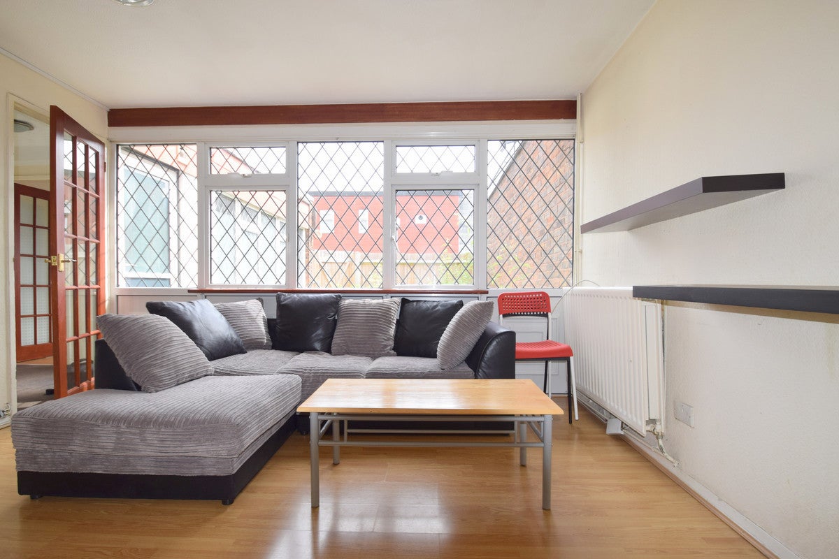 Flat Farnham Gardens in Greater London