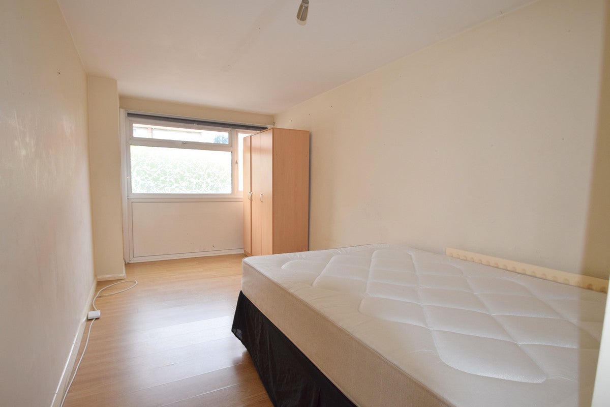 Flat Farnham Gardens in Greater London