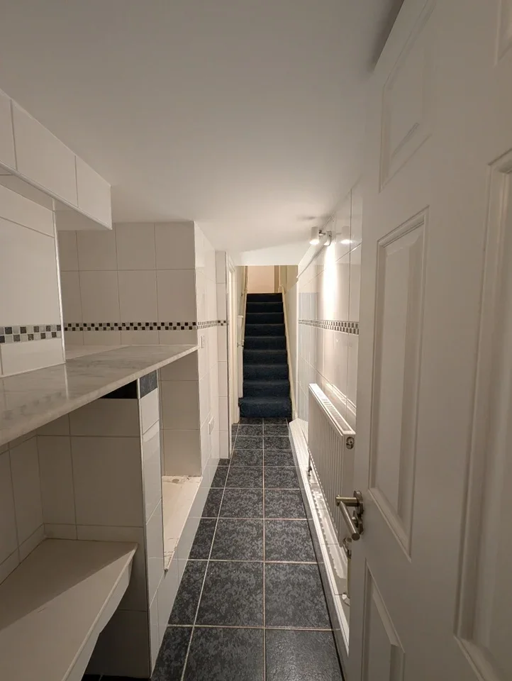 Flat Melrose Avenue in Greater London