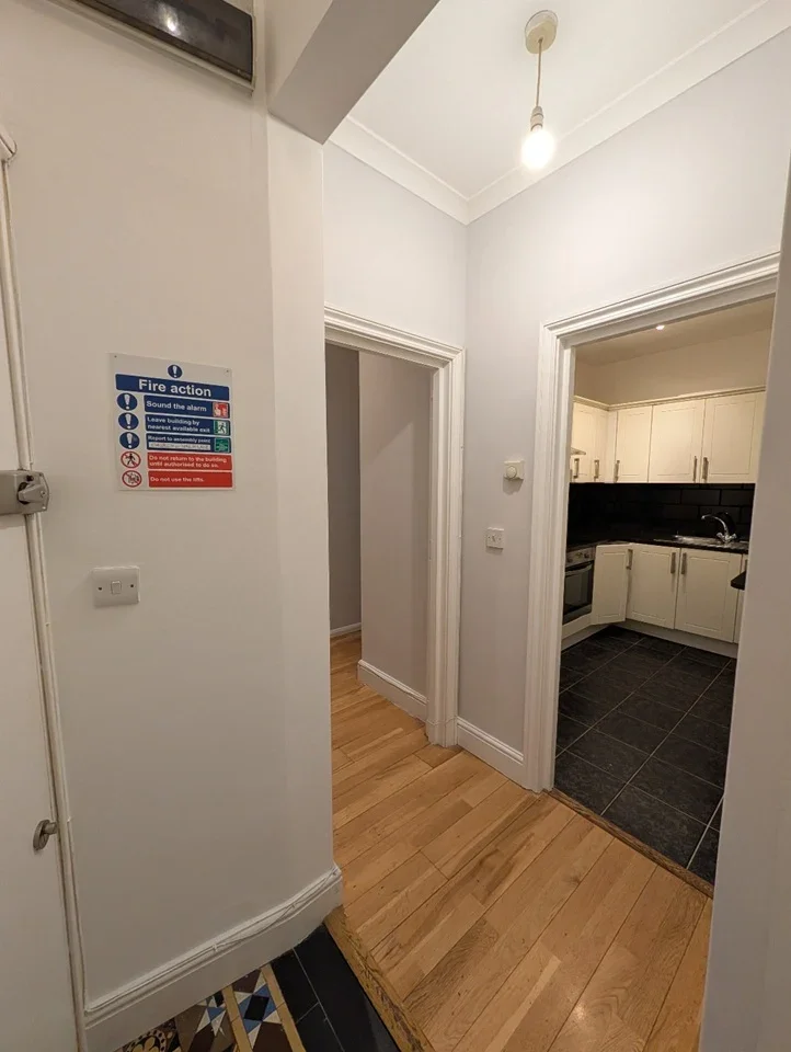 Flat Melrose Avenue in Greater London