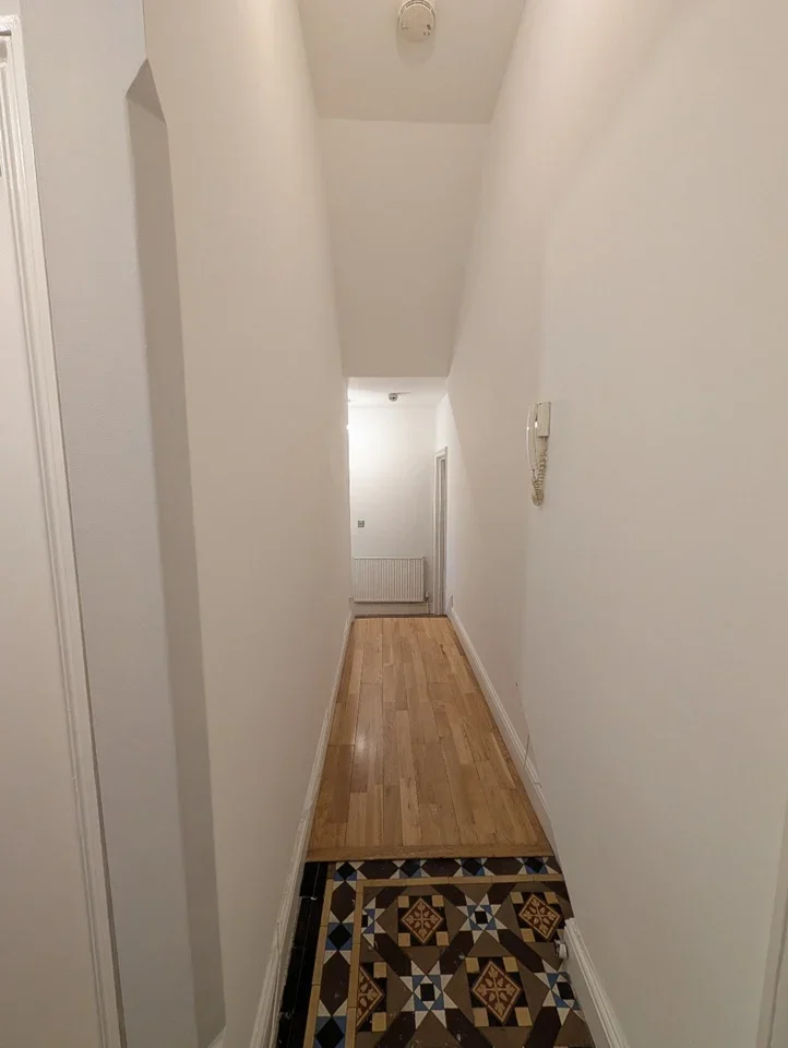 Flat Melrose Avenue in Greater London