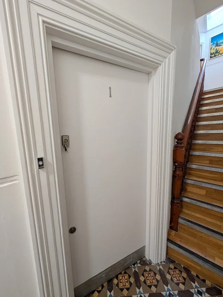 Flat Melrose Avenue in Greater London