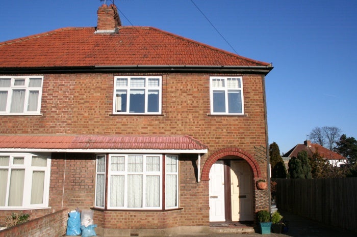 Flat Glamis Crescent in London