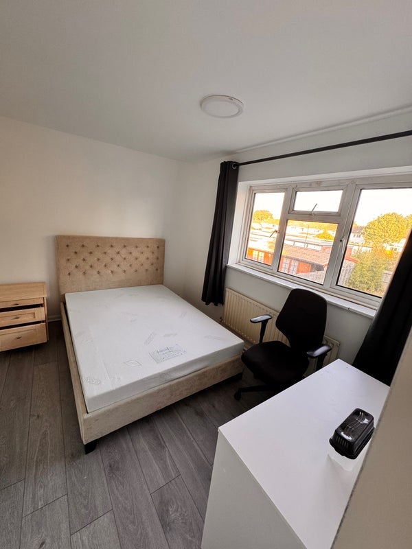 Room Rushetts Road in Crawley