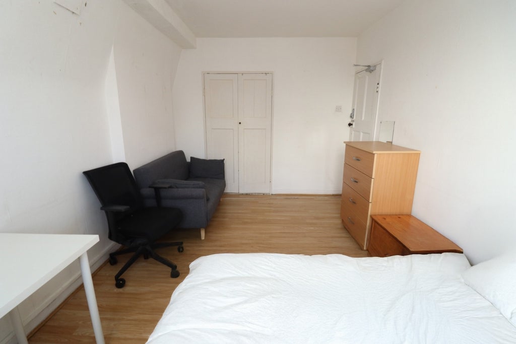 Room Globe Road in Greater London