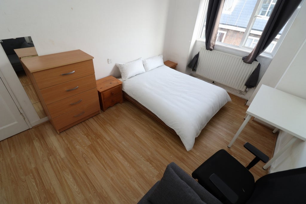 Room Globe Road in Greater London