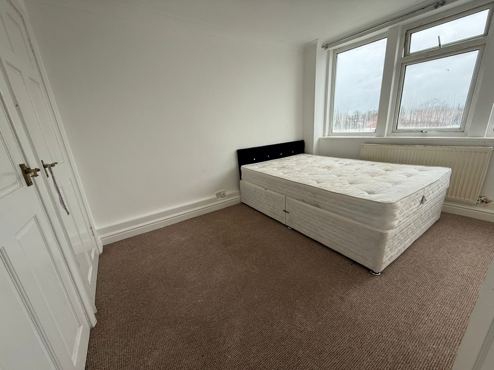 Flat Bath Road in Greater London