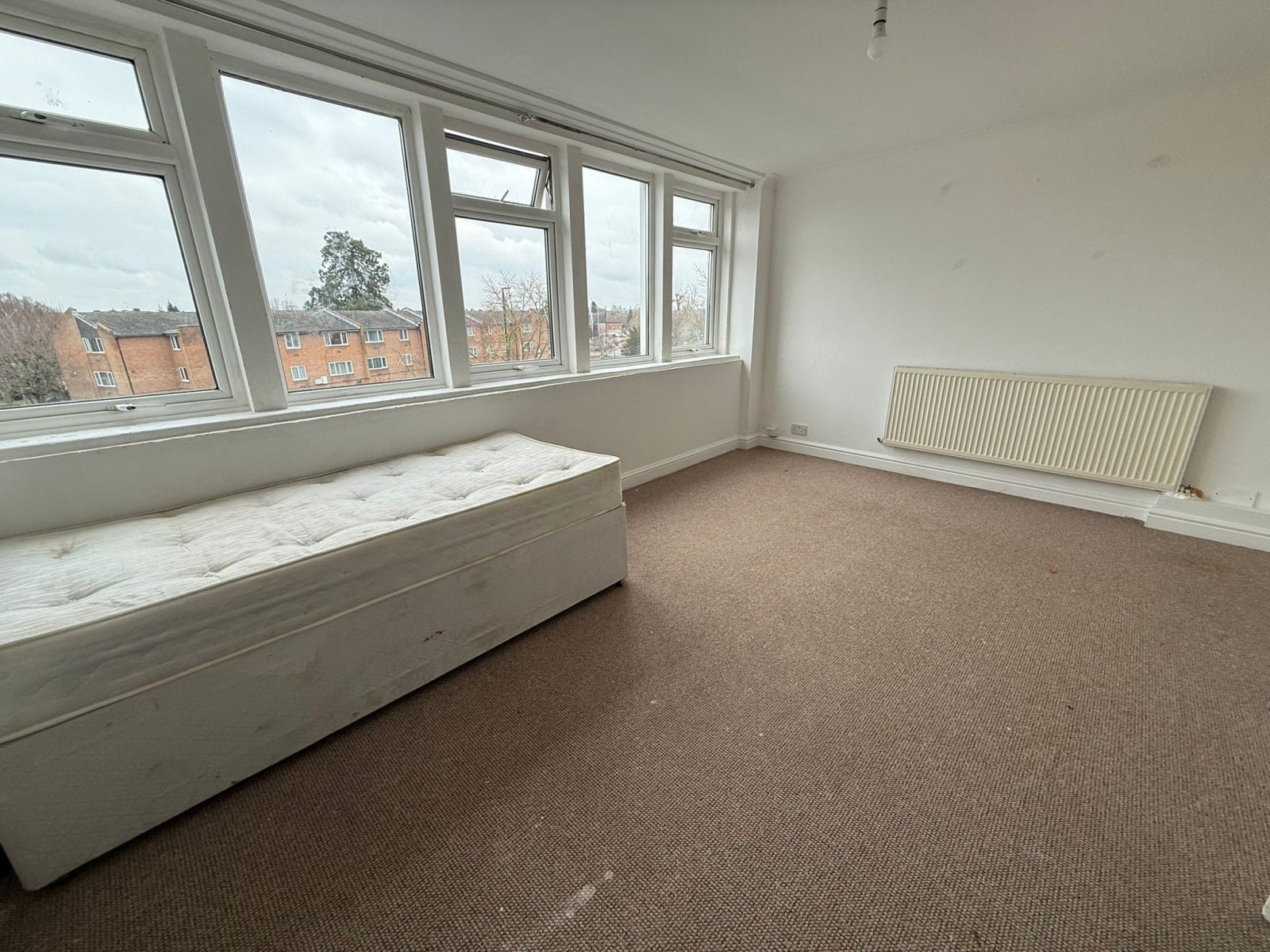 Flat Bath Road in Greater London