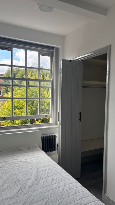 Room Montclare Street in Greater London