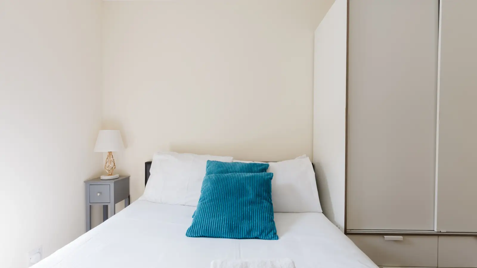 Flat Wheat Sheaf Close in Greater London
