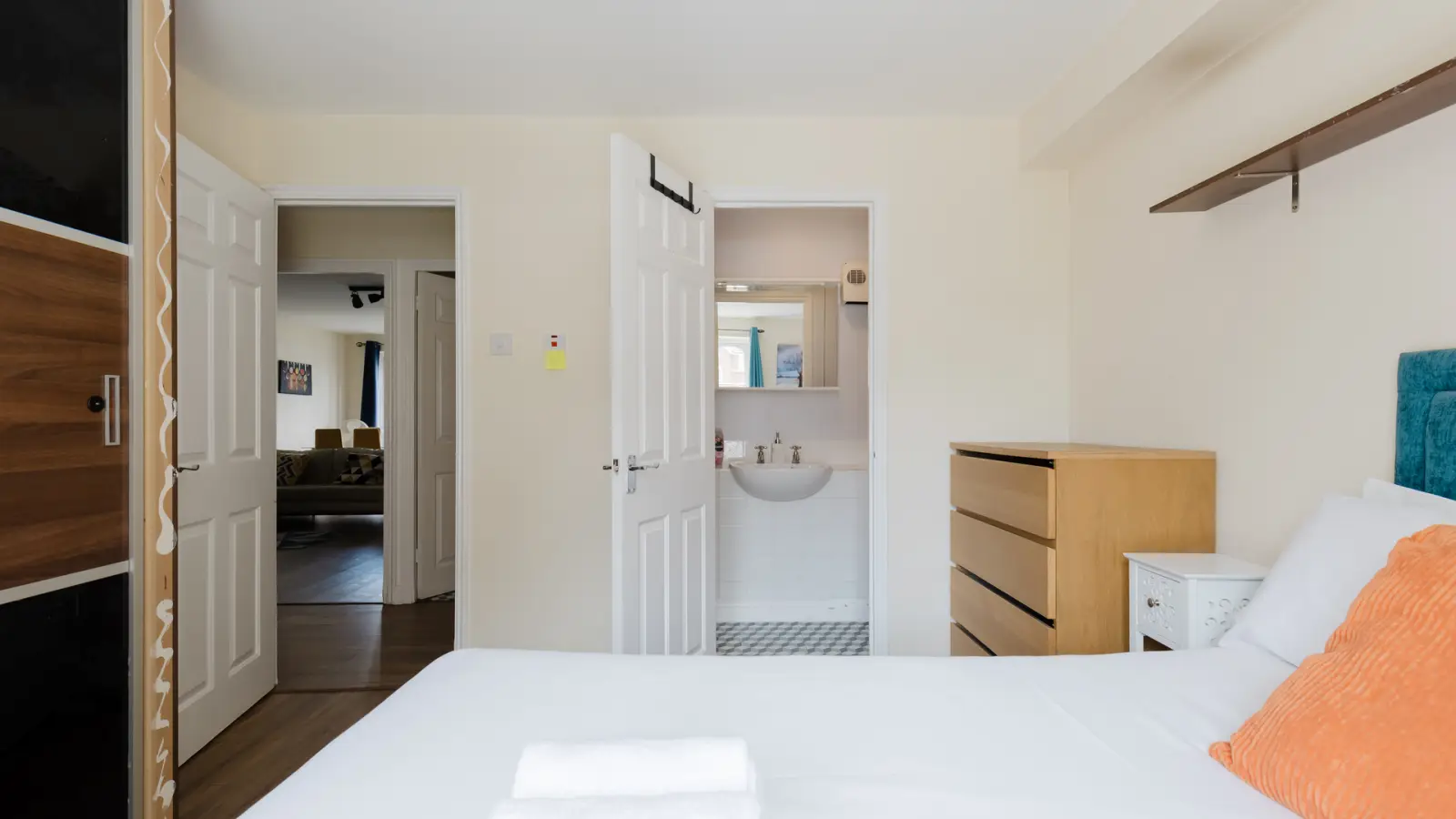 Flat Wheat Sheaf Close in Greater London