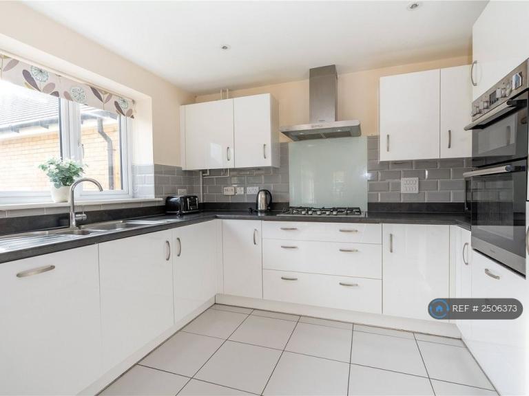 Room Spickets Way in Maidstone