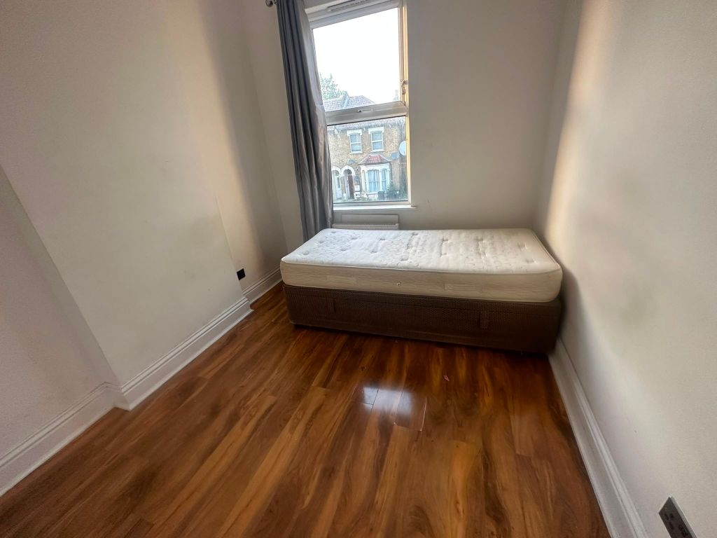 Room Brownhill Road in Greater London