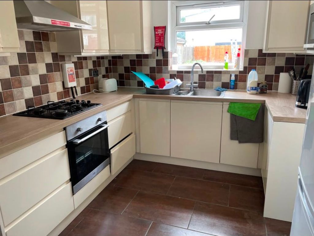 Room Brownhill Road in Greater London