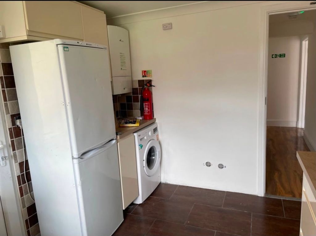 Room Brownhill Road in Greater London