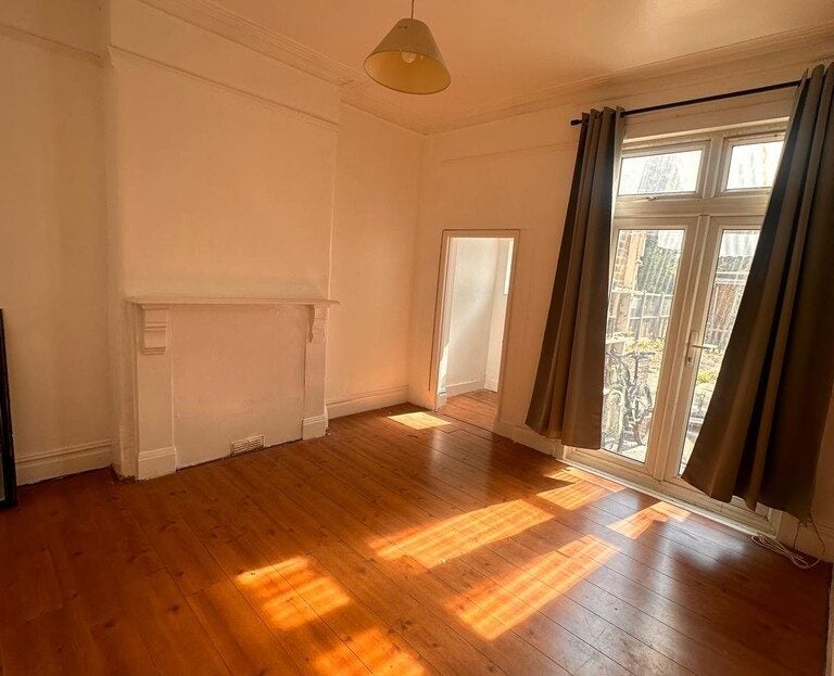 Flat Goodmayes Lane in Greater London