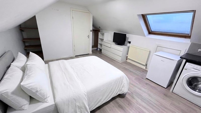 Flat Melfort Road in Greater London