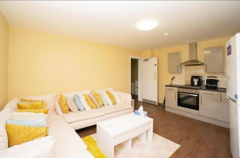 Room Trinity Road in Bootle