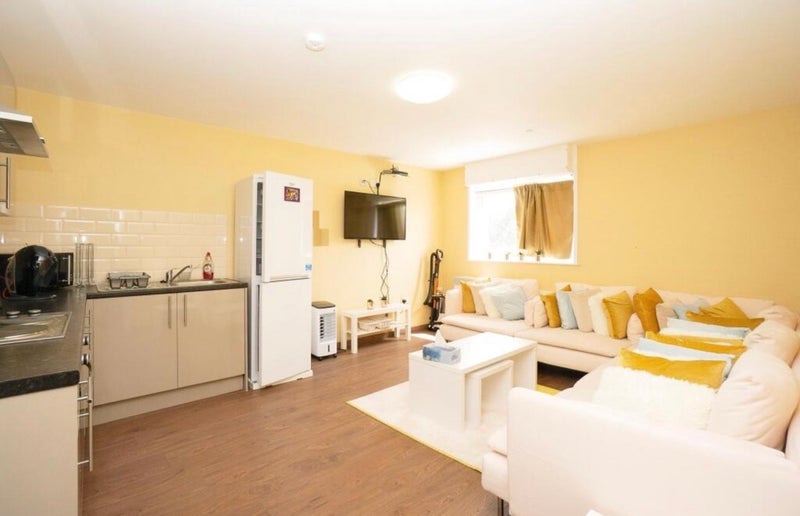 Room Trinity Road in Bootle