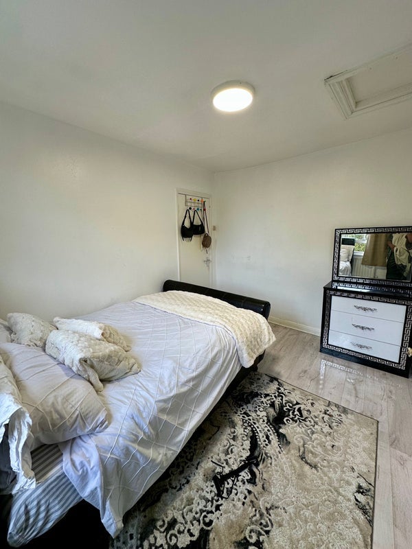 Room Liverpool Road in Greater London