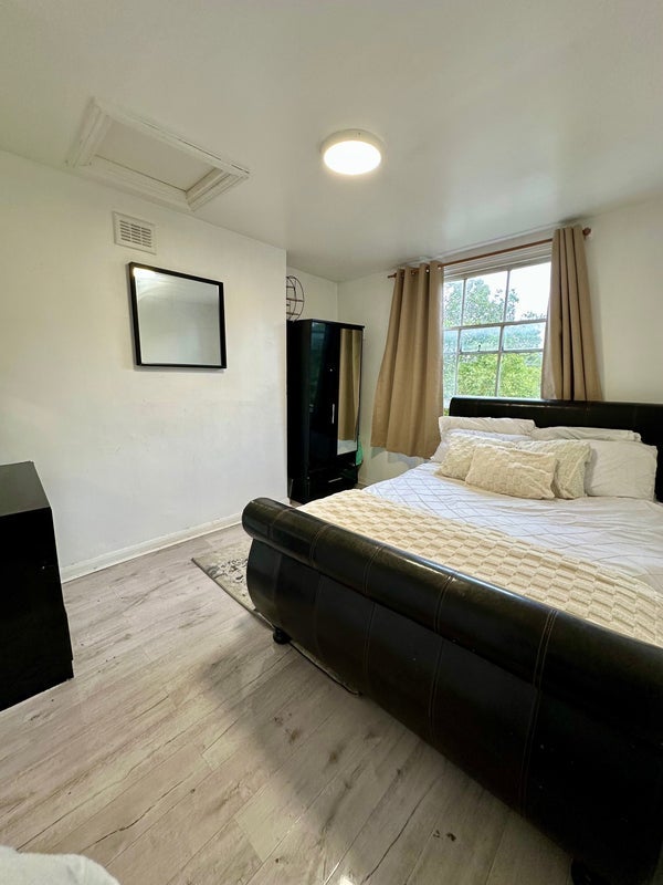 Room Liverpool Road in Greater London