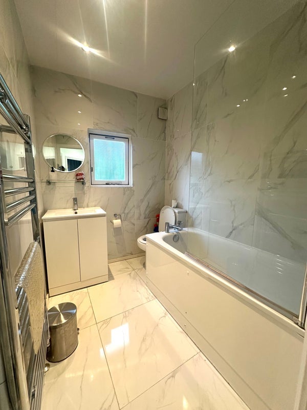 Room Liverpool Road in Greater London
