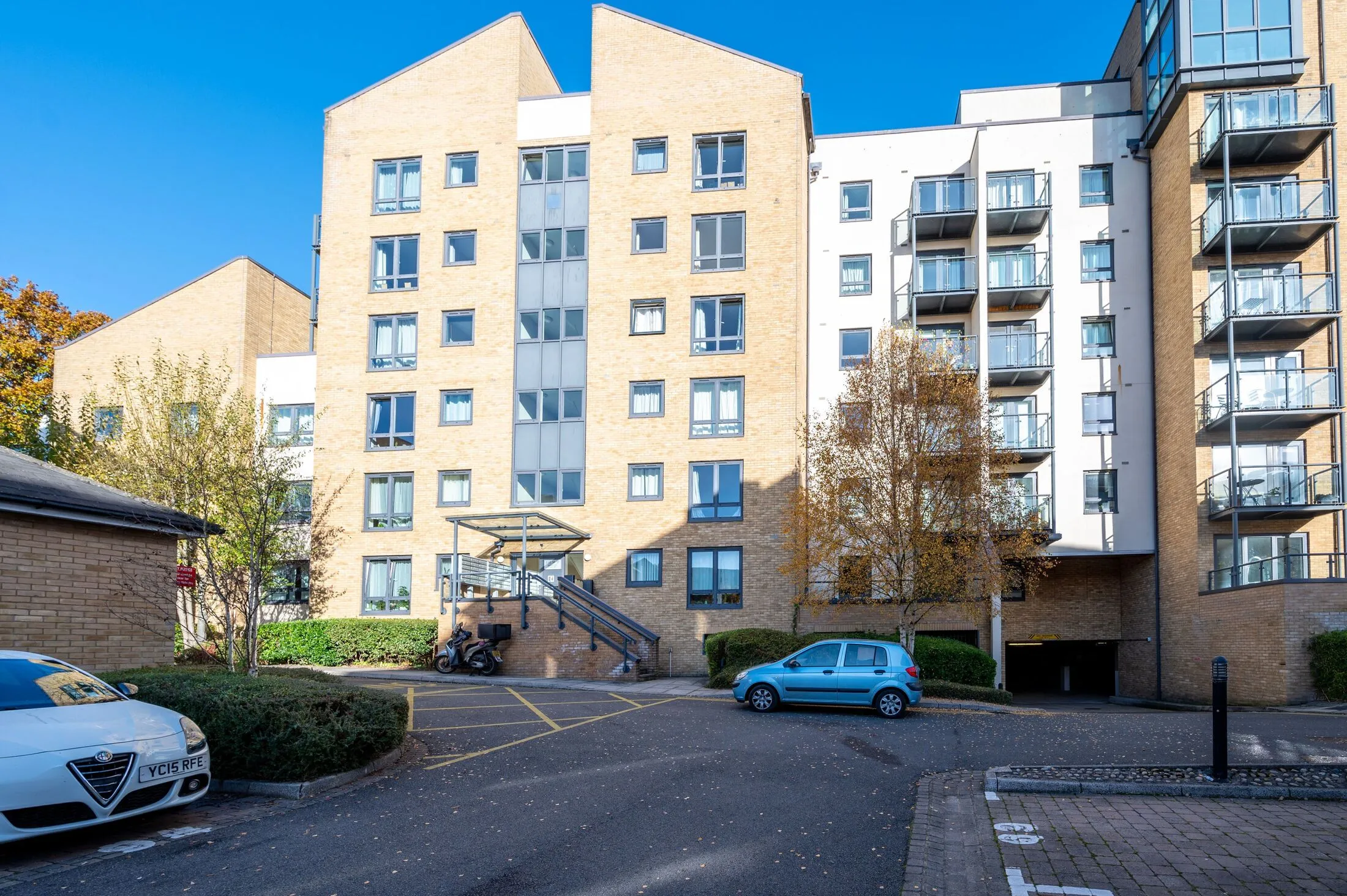 Flat Century Court in Woking