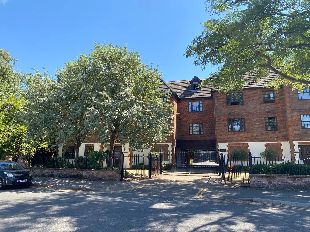 Flat Prince's Road in Elmbridge