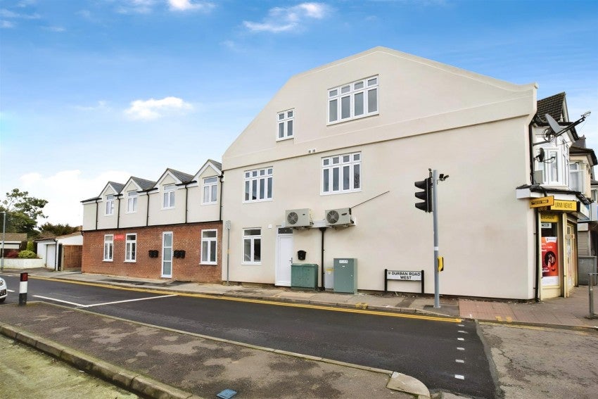 Flat Whippendell Road in Watford