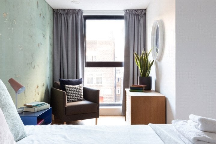 Flat Commercial Road in Greater London
