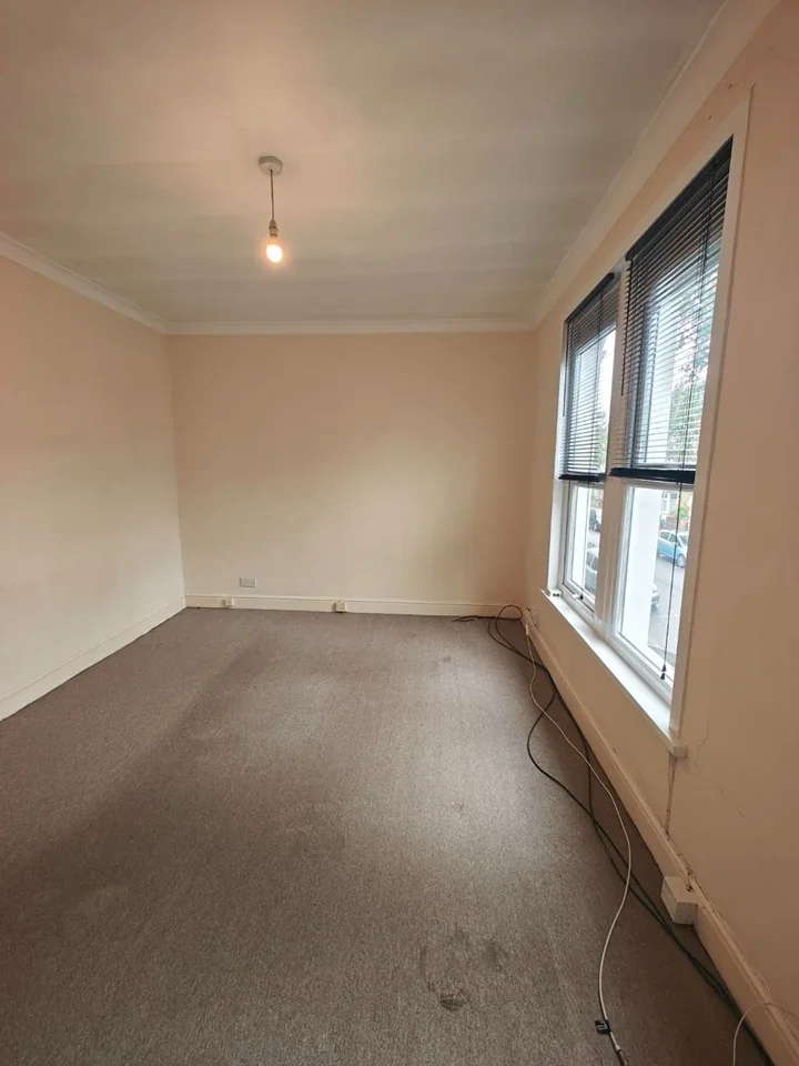 Flat Hazelwood Road in Greater London