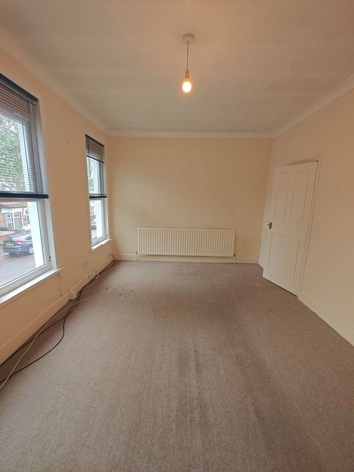 Flat Hazelwood Road in Greater London