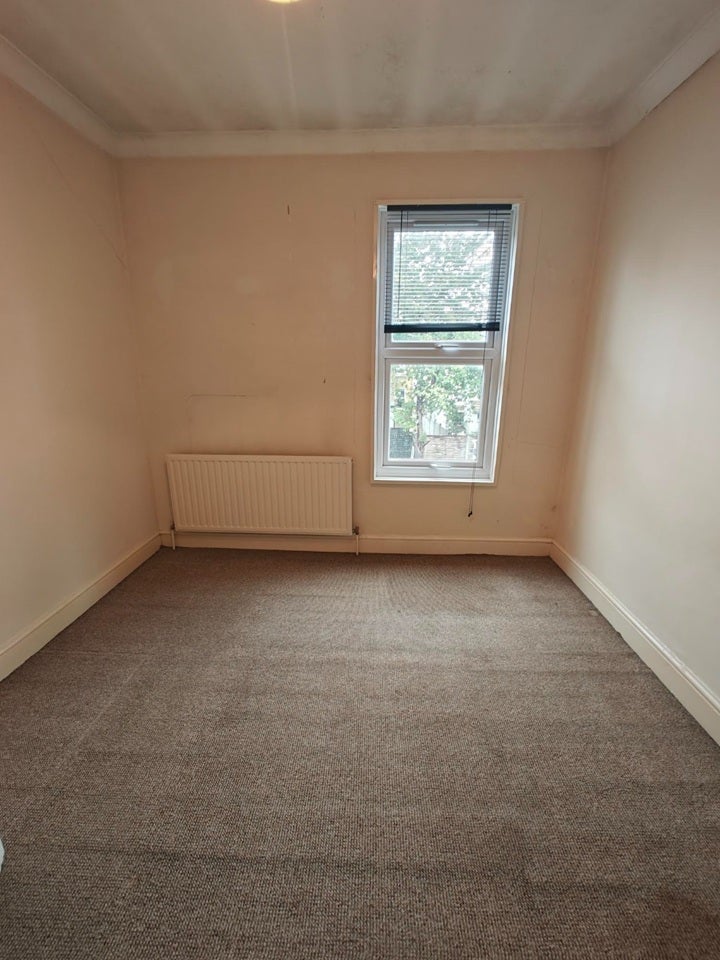 Flat Hazelwood Road in Greater London