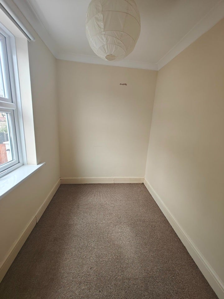 Flat Hazelwood Road in Greater London