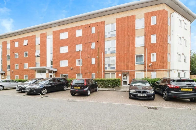 Room Albatross Close in Greater London