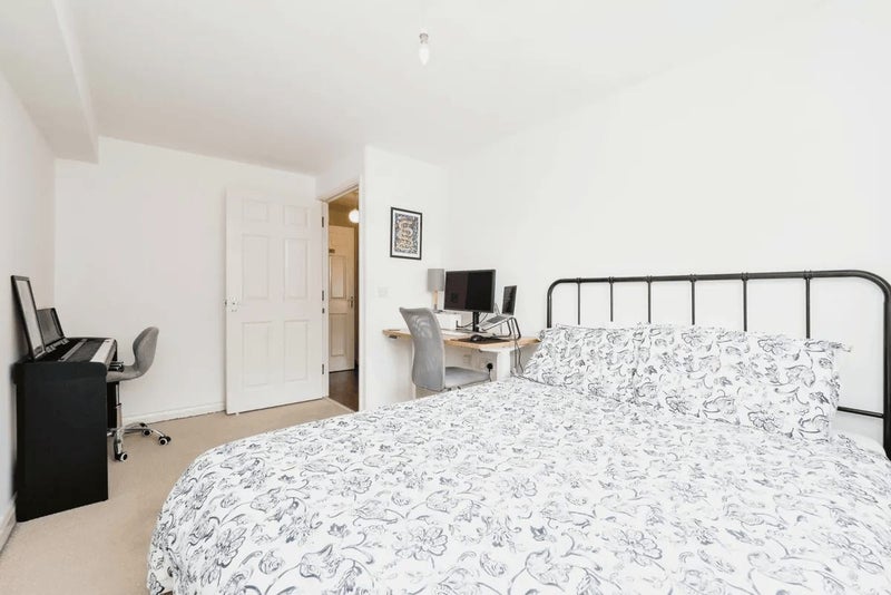 Room Albatross Close in Greater London