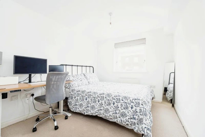 Room Albatross Close in Greater London