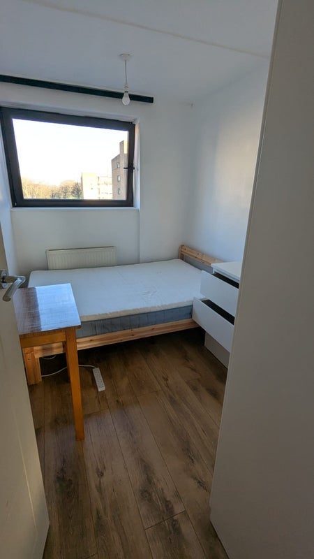 Room Queen's Drive in Greater London