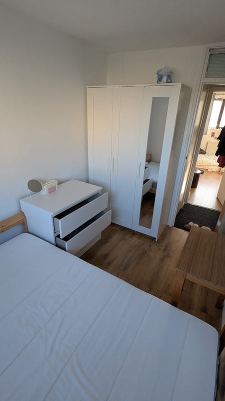 Room Queen's Drive in Greater London