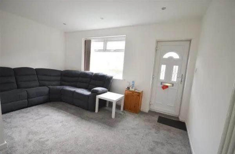 Room Alms Hill Road in Manchester