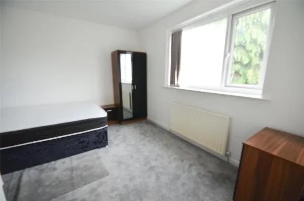 Room Alms Hill Road in Manchester
