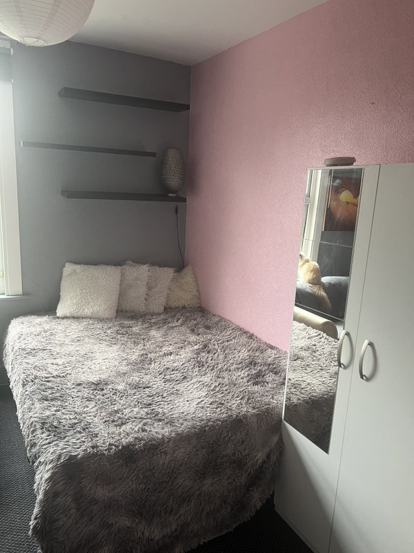 Room Woodlands Avenue in Greater London