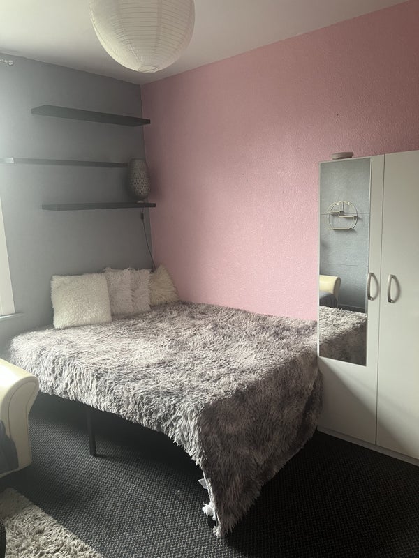 Room Woodlands Avenue in Greater London