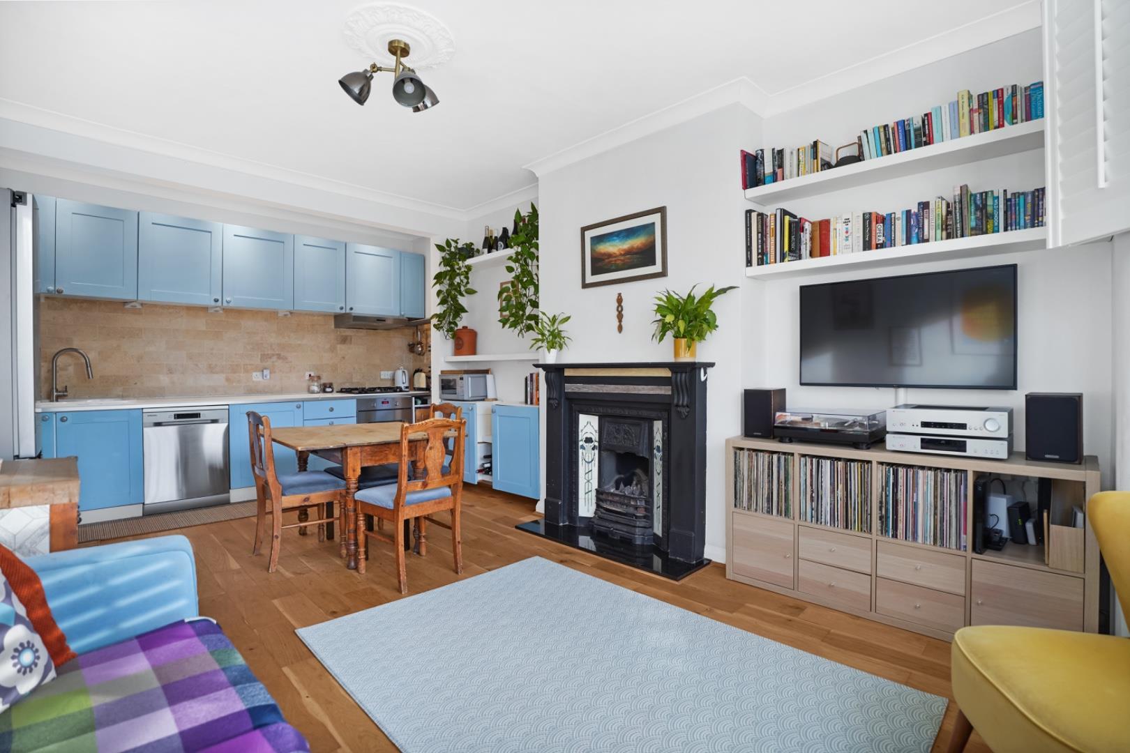 Flat Aylward Road in Greater London